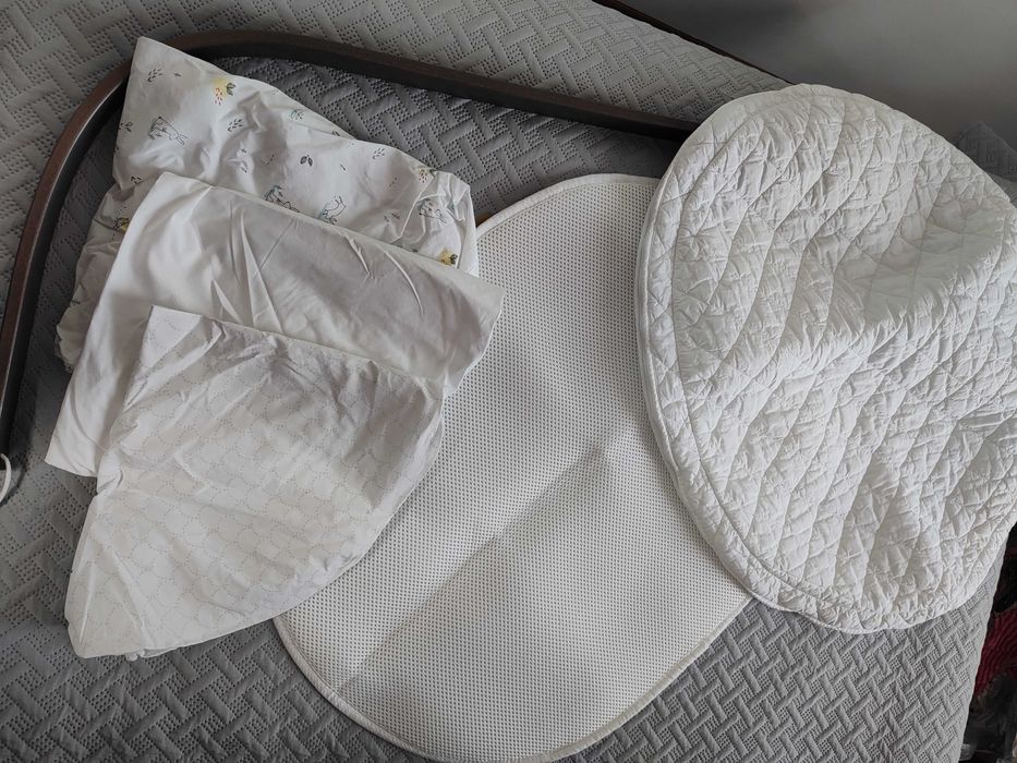 Łóżeczko stokke sleepi mini v3 z baldachimem, prześcieradłami i więcej
