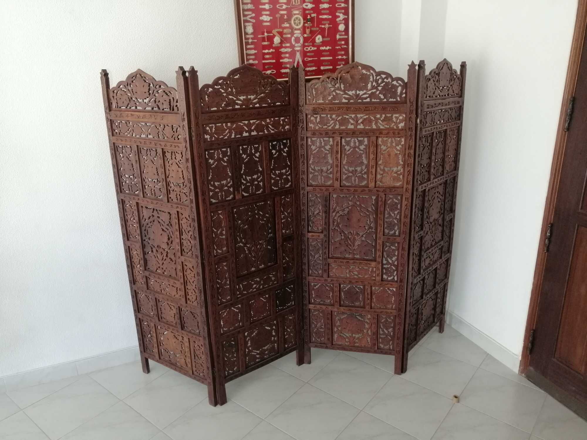 Vendo biombo trabalhado à mão, em madeira escura