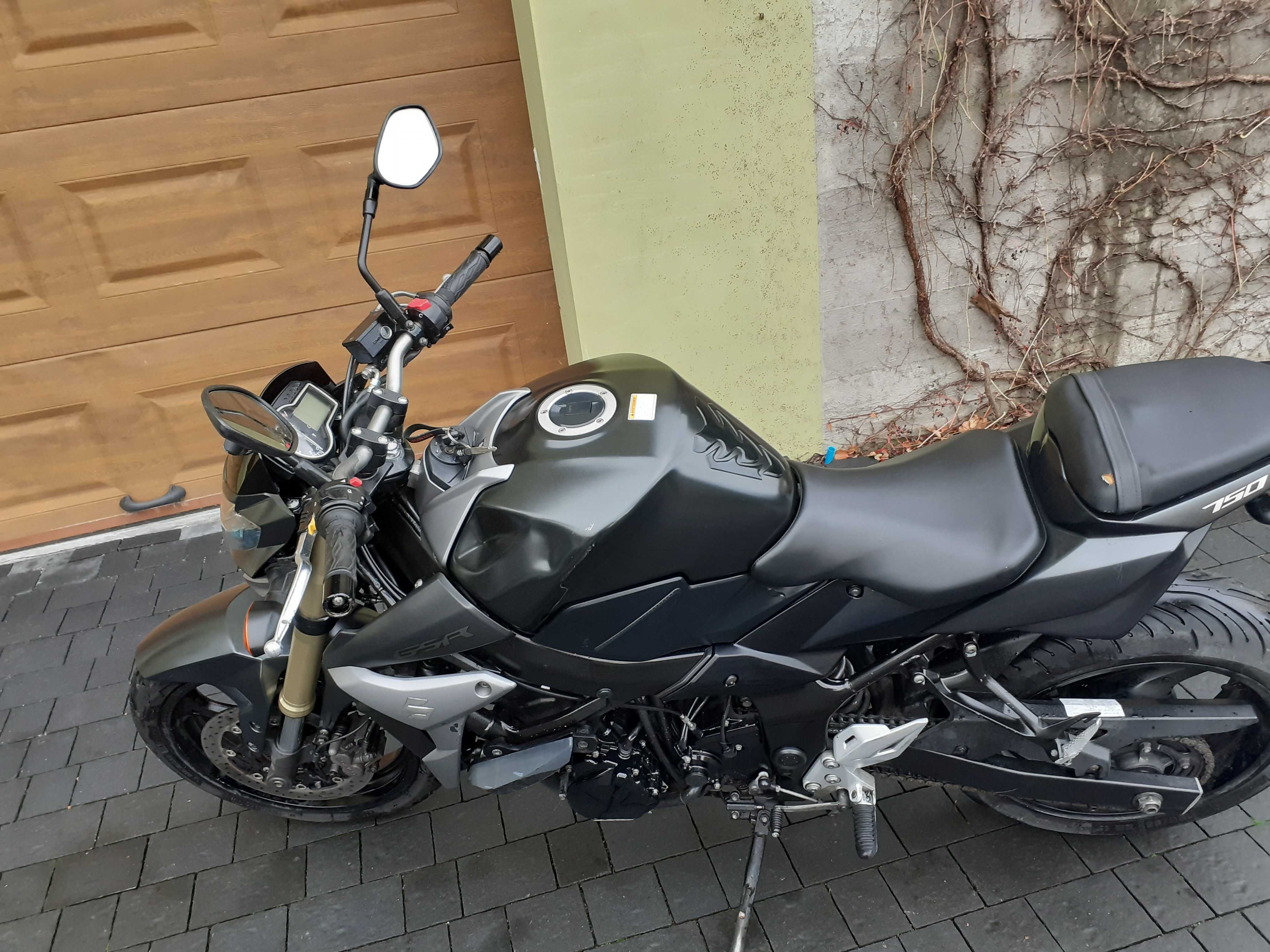 GSR750 z 2015 roku z ABS ABS  ABS  bezwypadkowy  19999 zł