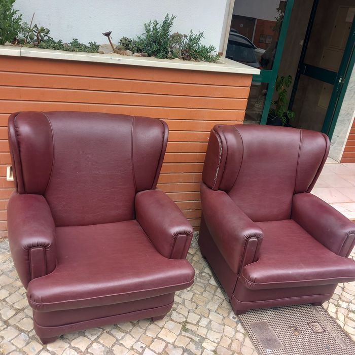 Dois sofás individuais, em napa