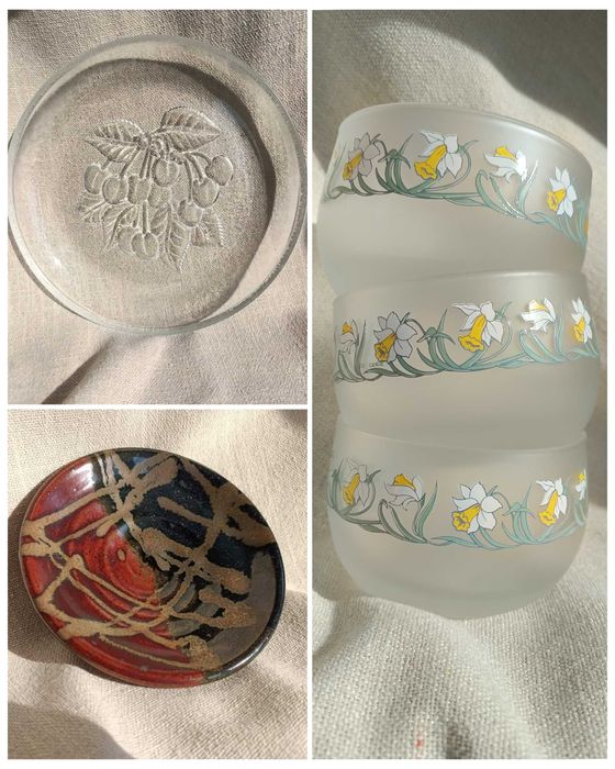 Піали з матового скла з нарцисами і вазочки, тарілки скло і кераміка