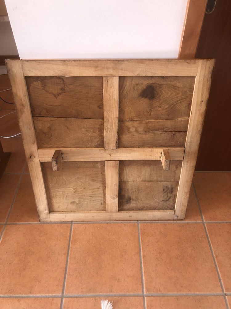 Mesa antiga feita a mao