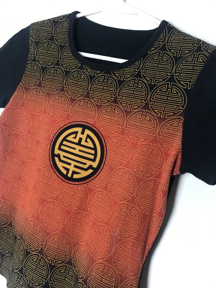 Czarny t-shirt w pomarańczowe i żółte wzory vintage