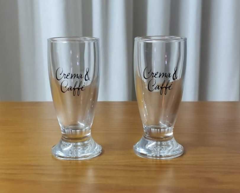 Vários copos de vinho, espumante e vinho do Porto