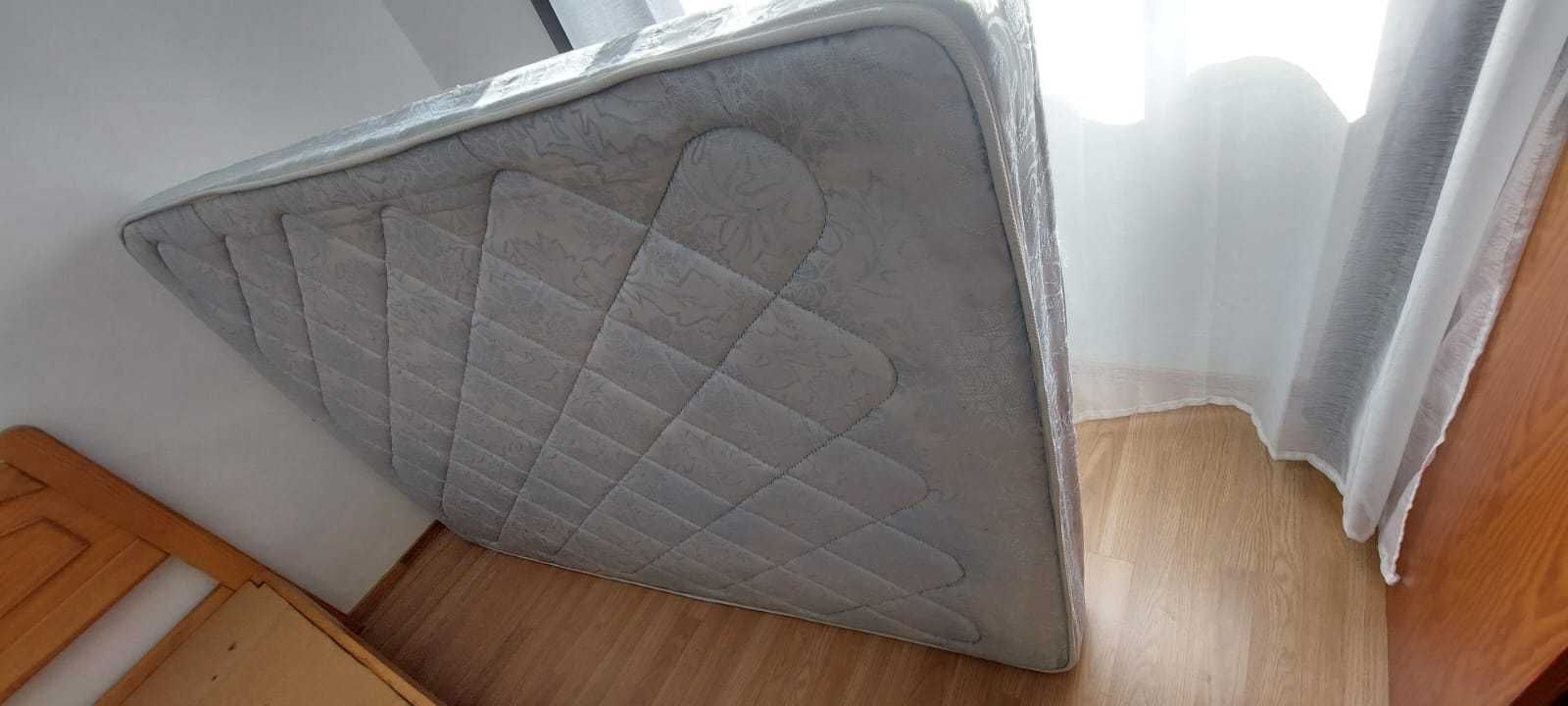 Vendo Cama de solteiro em madeira