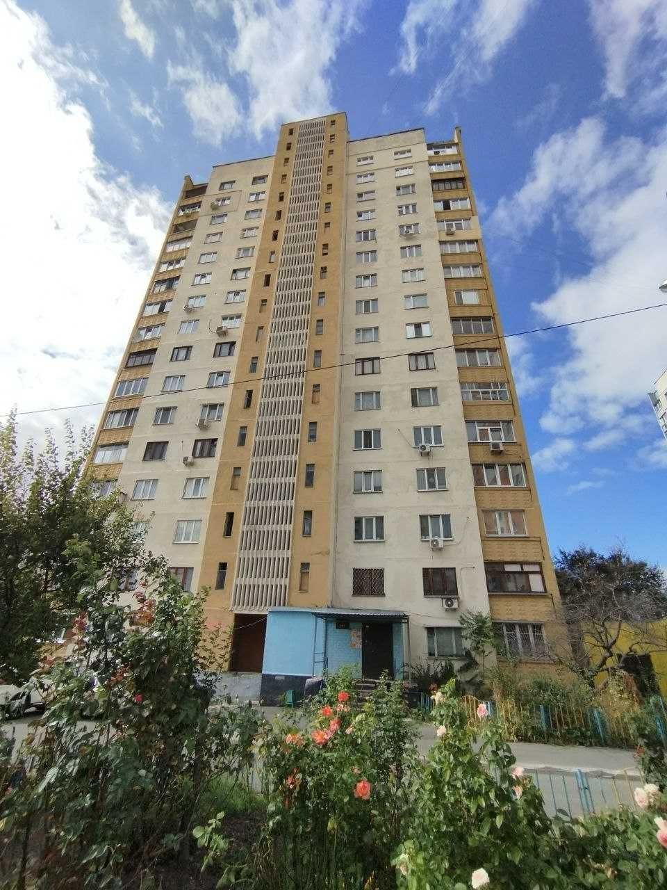 Продам 2 к квартиру на Молочній, з ремонтом. Метро поруч.