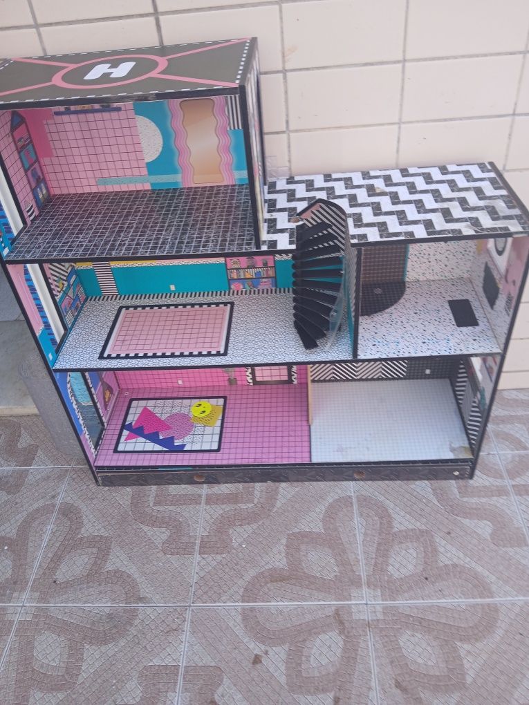 Casinha de bonecas  com alguns adereços