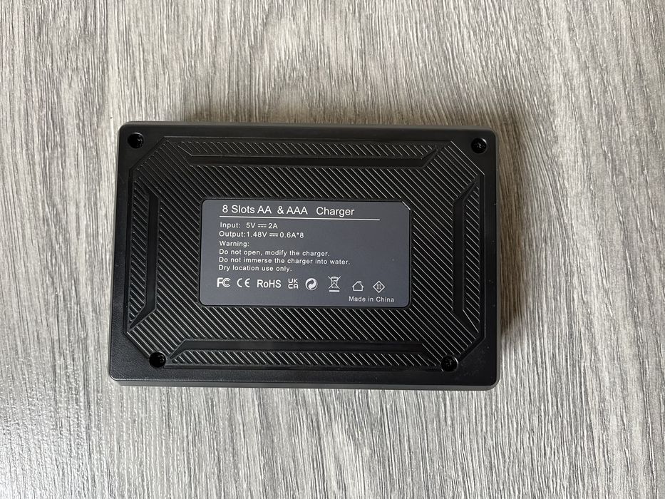 Зарядний пристрій для батарейок типу АА і ААА