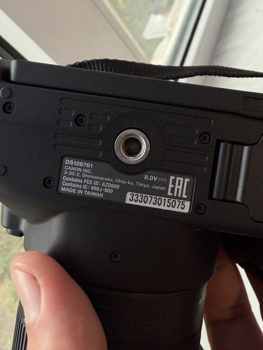 Продам майже новий Canon 250d