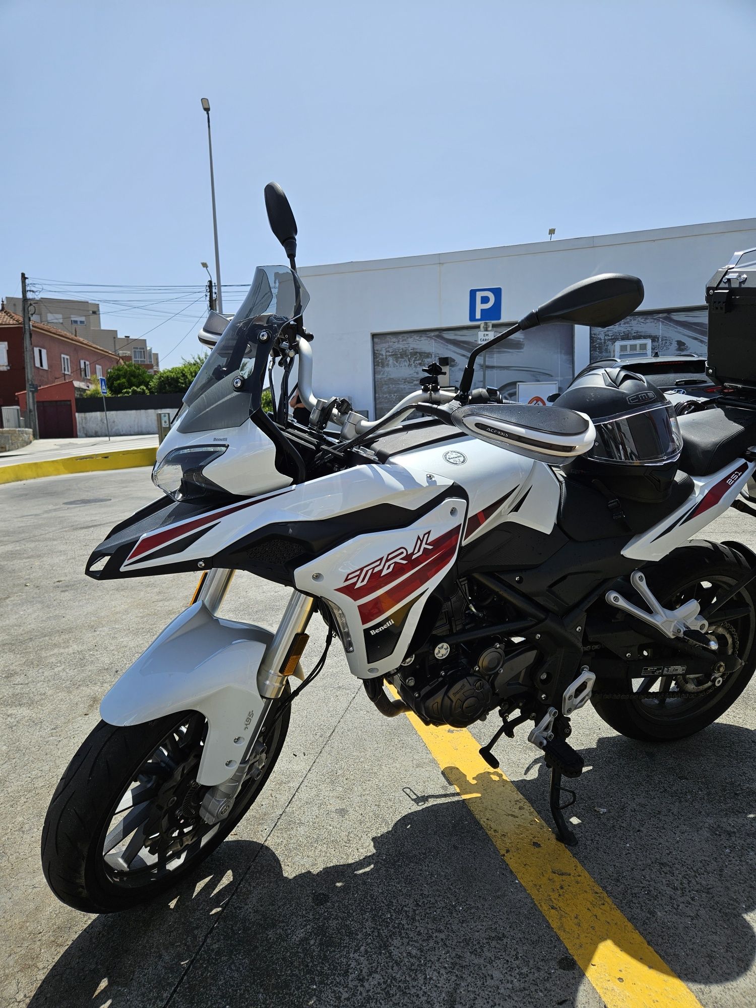 Benelli TRK 251 com acessórios