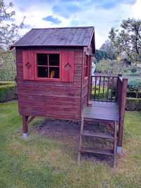 Drewniany domek dla dzieci i piaskownica
