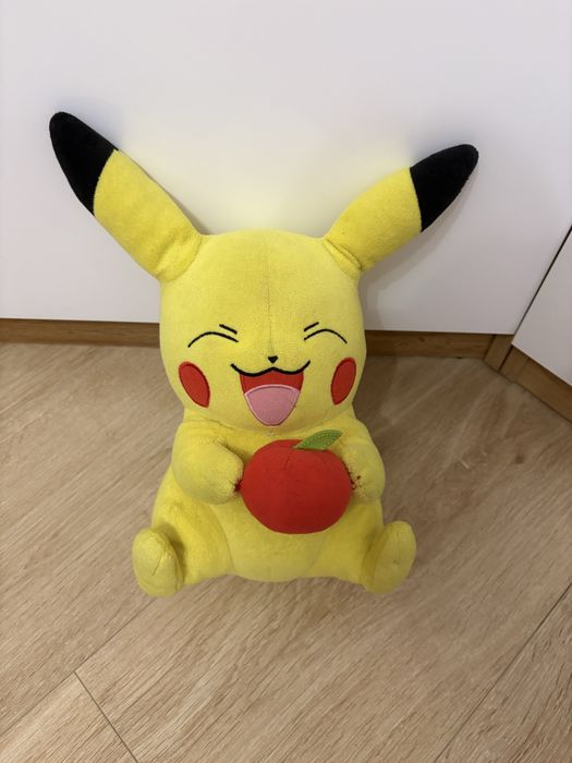 Maskotka Pikachu.  z jabłkiem