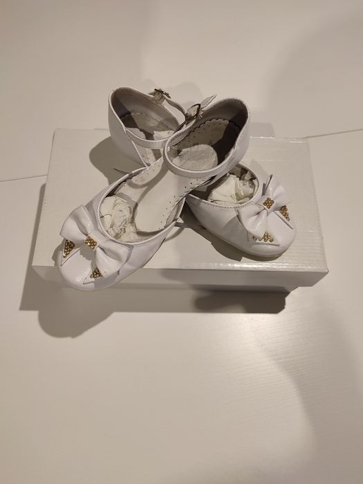 Białe buty komunijne