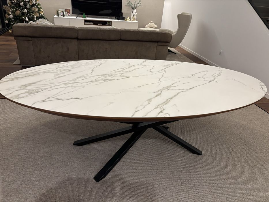 Mesa de jantar oval com tampo fixo revestido a cerâmico branco/cinza