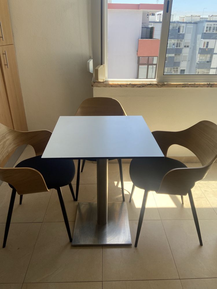 Mesa Branca Quadrada com pés em Inox