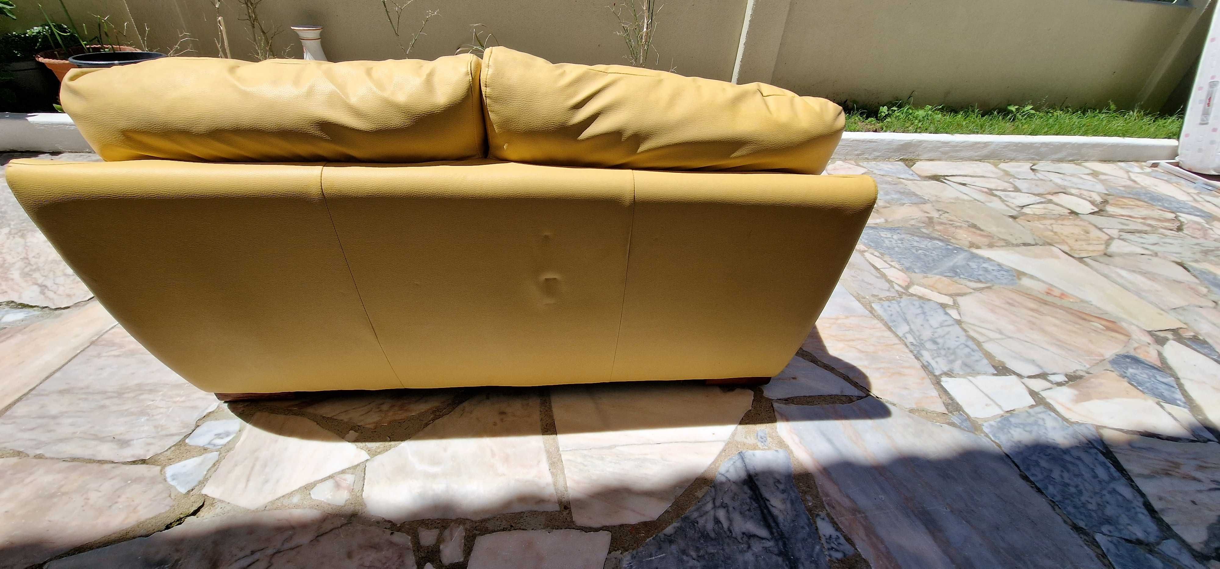 Sofá amarelo 2 lugares.