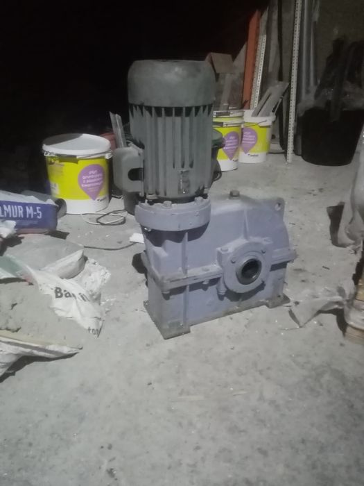 Silnik elektryczny 1.1 kw 940 obr/min z przekladnia/mototeduktor