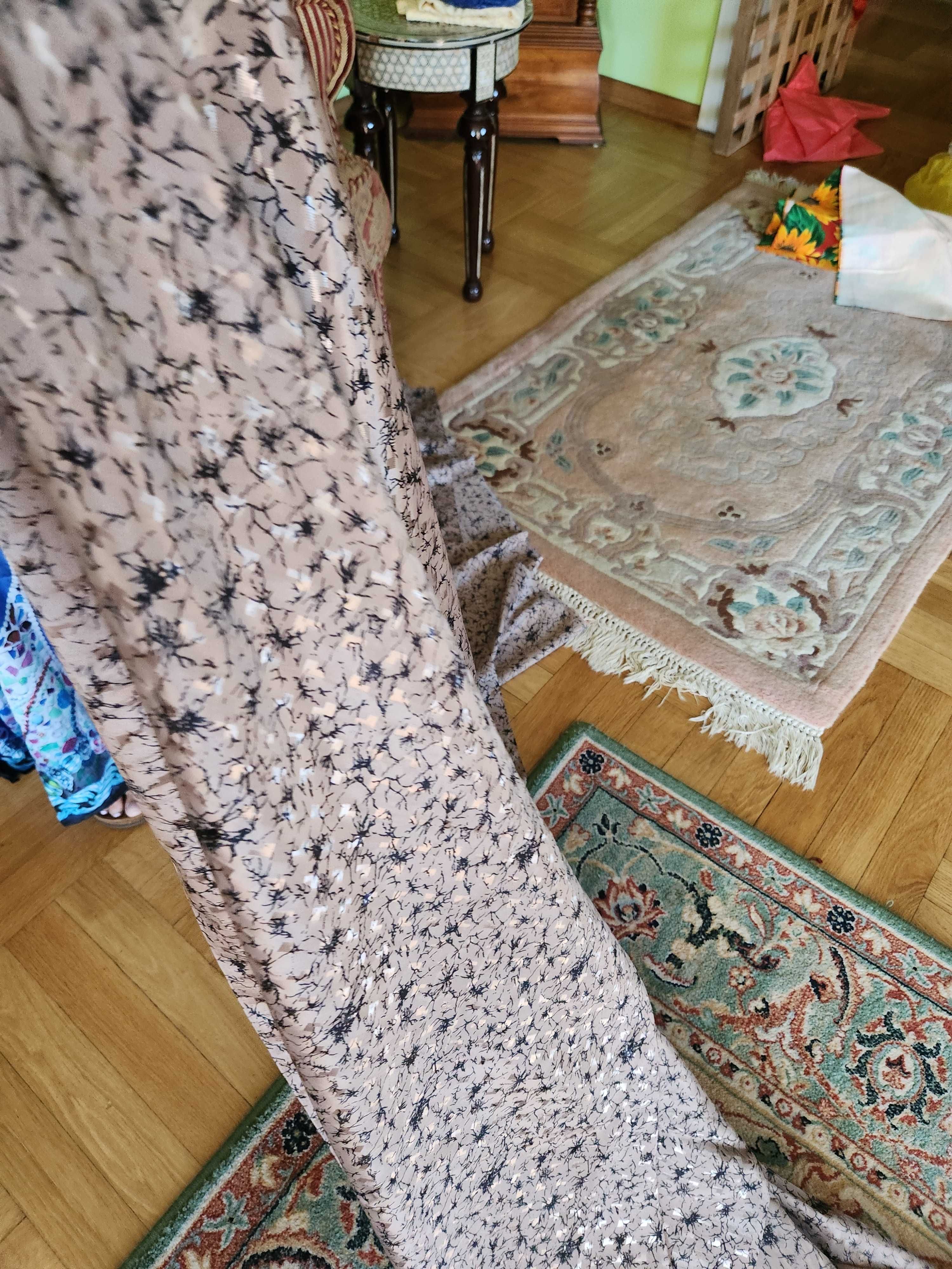 Kupon leistego brązowego materiału szer 1.10m dł 3.10 m