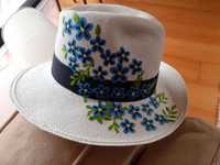 Chapéu original de palha feito à mão c/ flores bordadas azuis