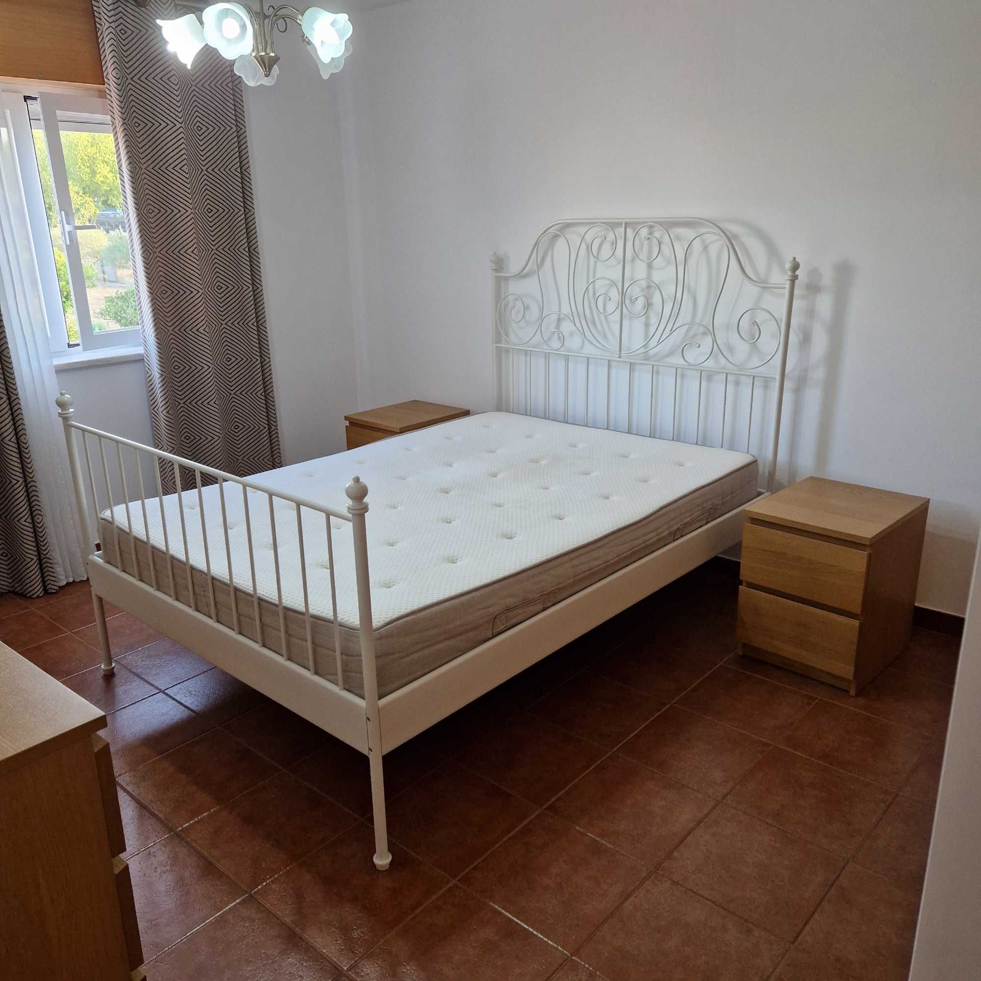Quarto de casal em razoável estado de conservação,  bom preço