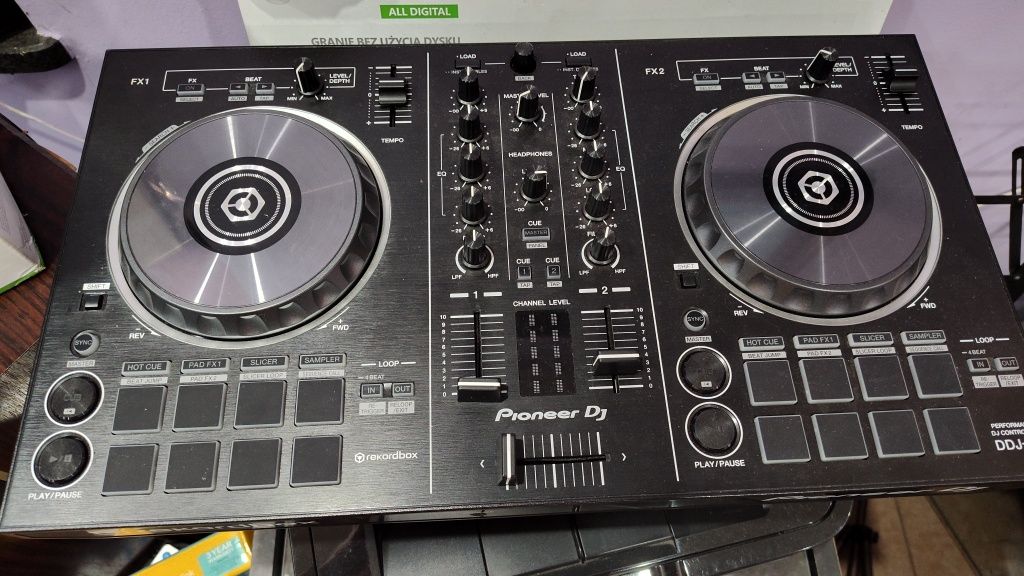 Jak nowa konsola Pioneer DJ DDJ-RB