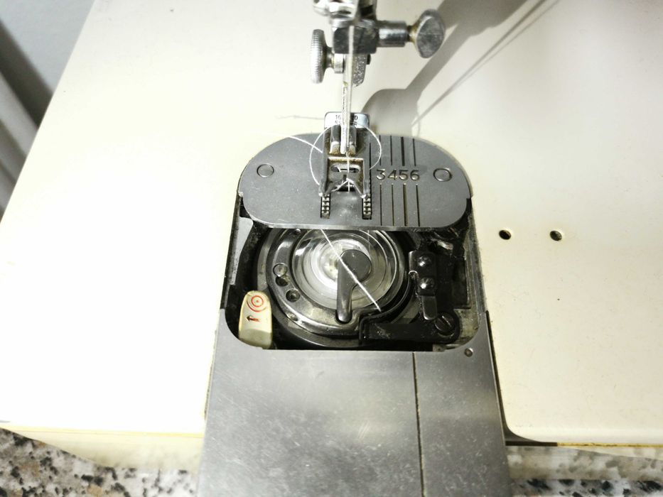 Máquina de Costura - Singer - Mod. 700G - Bom Estado