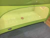 cama de viagem da Chicco - verde