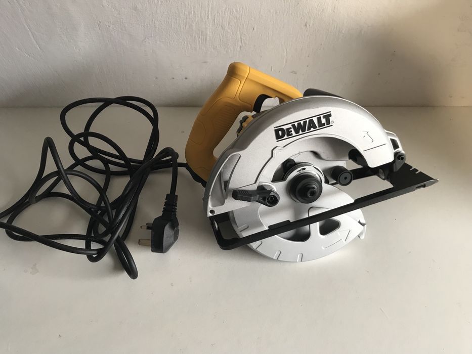Пила дискова DeWALT DWE560-GB з Англії