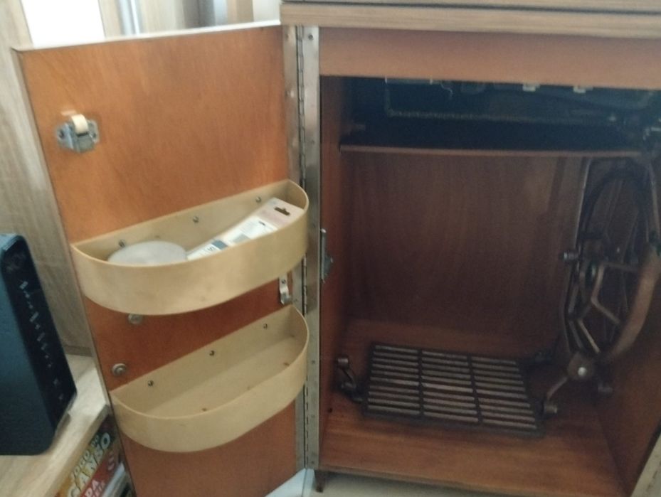 Vendo máquina de costura antiga a trabalhar na perfeição