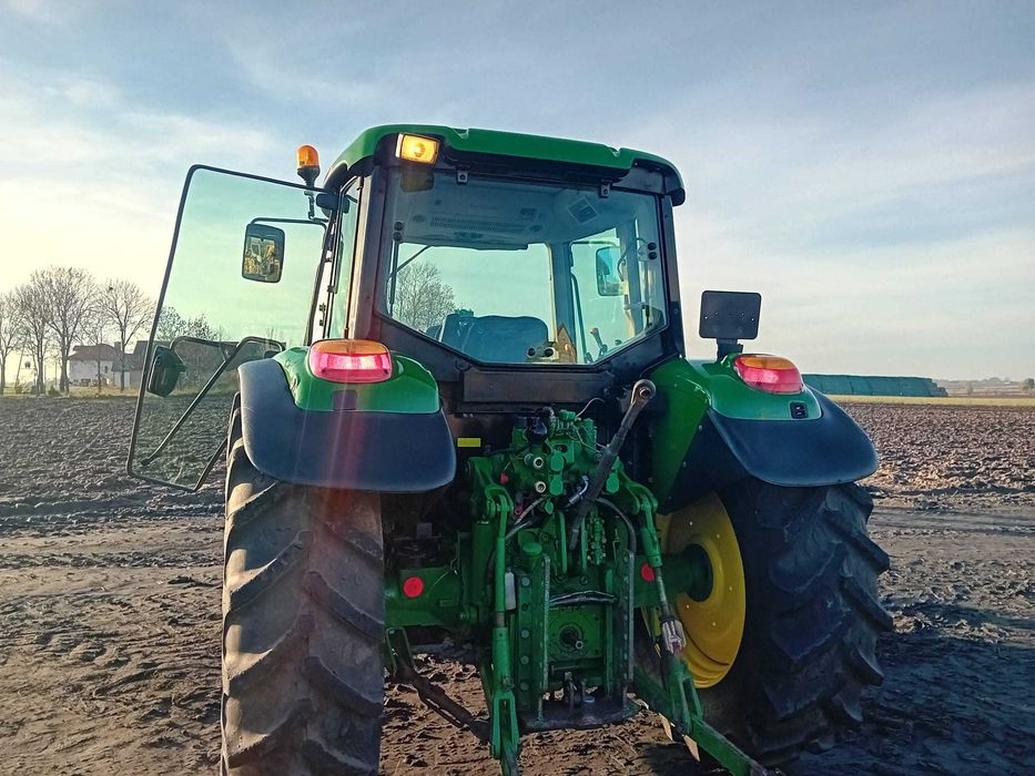 Ciągnik John Deere 6120 z turem