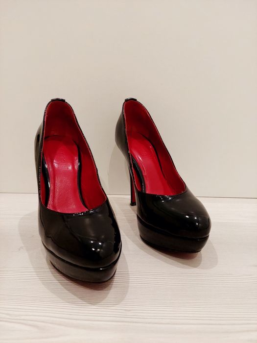 Sapatos em pele e exterior verniz preto