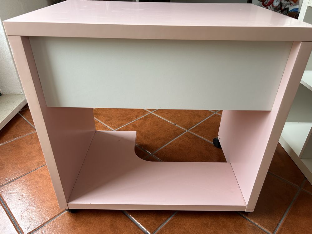Secretaria cor de rosa