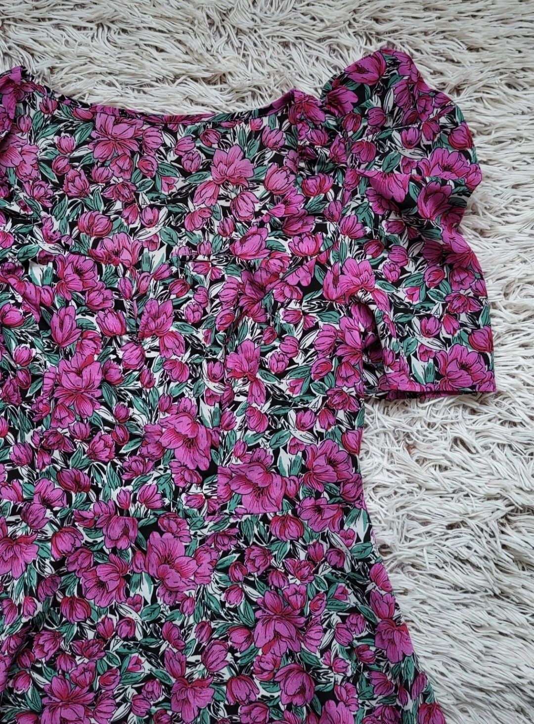 Wiosenna elegancka sukienka w kwiaty