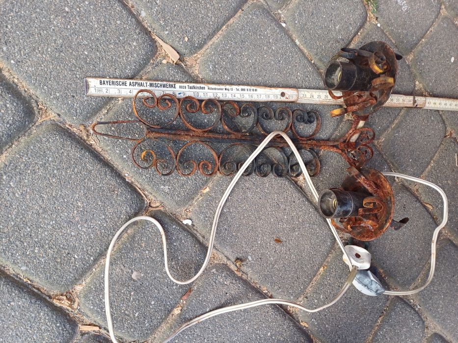 Wisząca metalowa lampa kinkiet na dwieżarówki stara retro lampka nocna