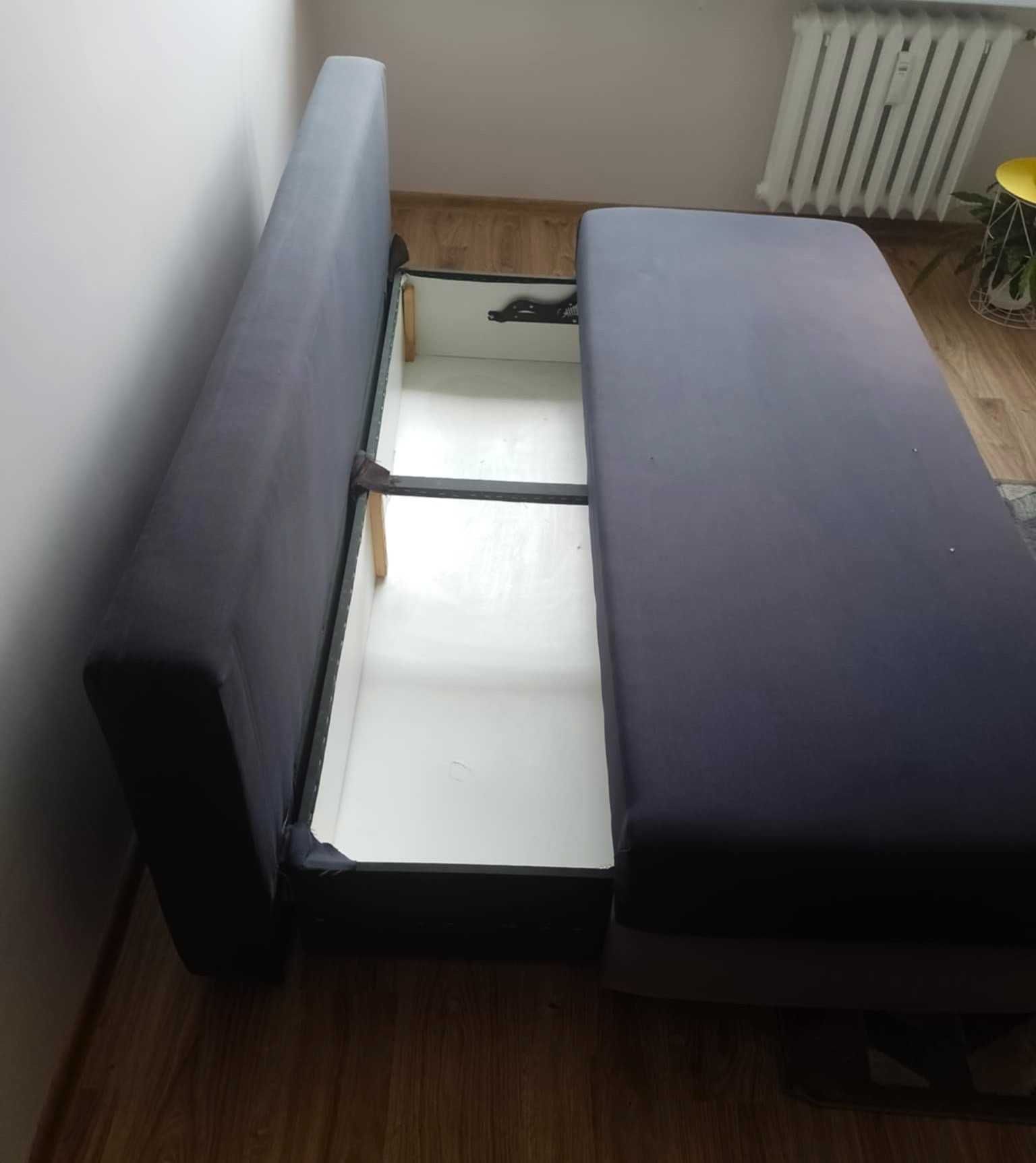 Czarna wygodna wersalka z funkcją spania i pojemnikiem 140 x 200