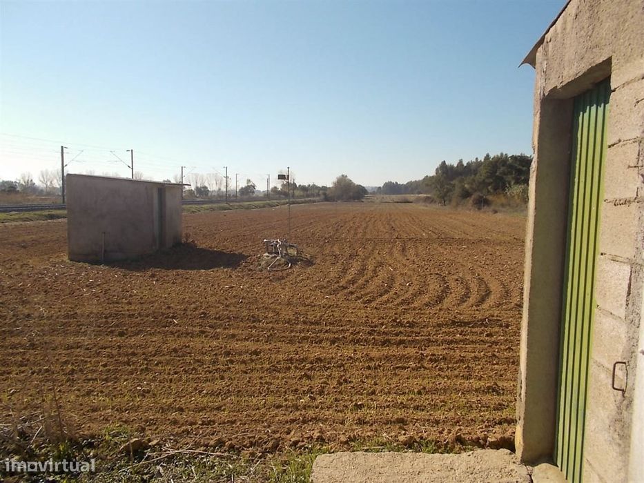 Terreno com Armazém e 2 Furos