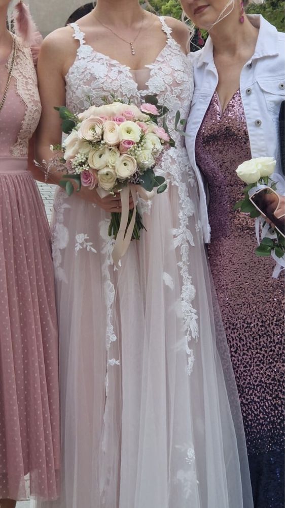 Piekna suknia ślubna boho pudrowy róż
