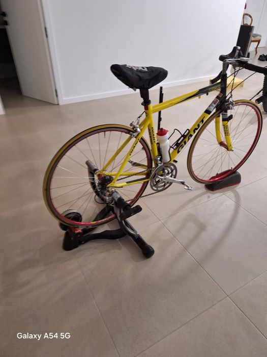 Bicicleta de estrada marca Giante com rolo .