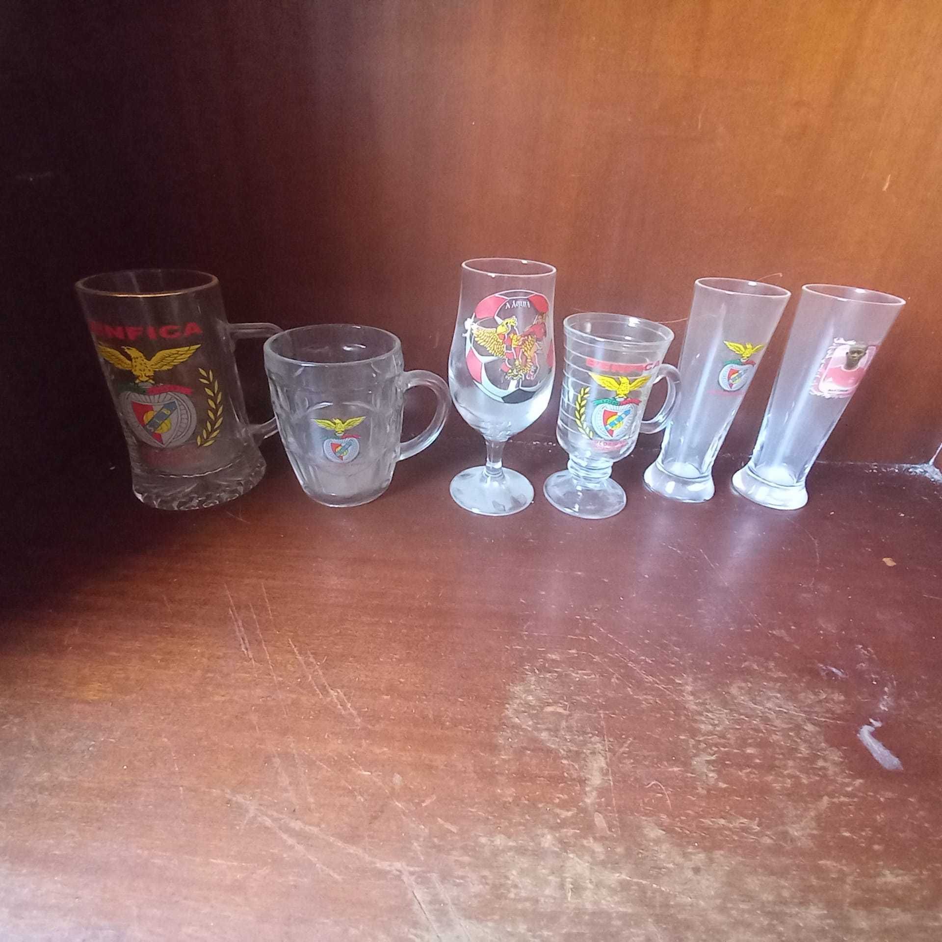 vários copos , canecas
