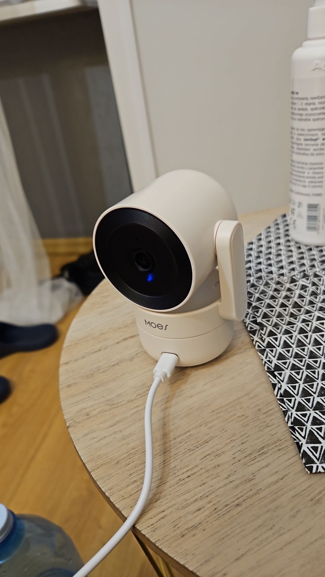 Kamera wewnętrzna do monitoringu niania Moes Wifi rejestrator obrotowa