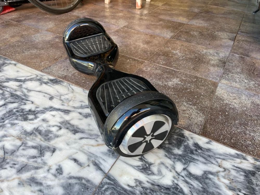 Hoverboard com carregador e capa.