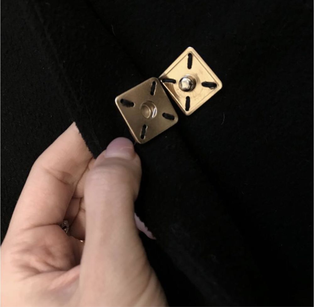 Классическое чёрное пальто с вязанной вставкой