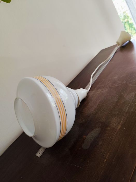 Lampa wisząca sufitowa z czasów PRL-u z dużym mlecznym kloszem sprawna