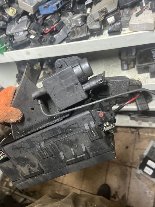 Джип чероки год 98 Корпус предохранителей в сборе под капотом