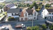 Vende-se moradia, anexos e terrenos adjacentes