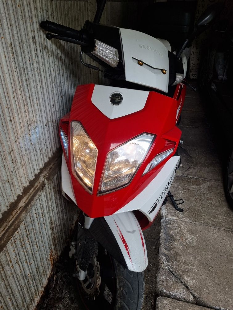 Skuter Zipp Quantum R 125  / 2 kaski / Rękawice / Zadbany