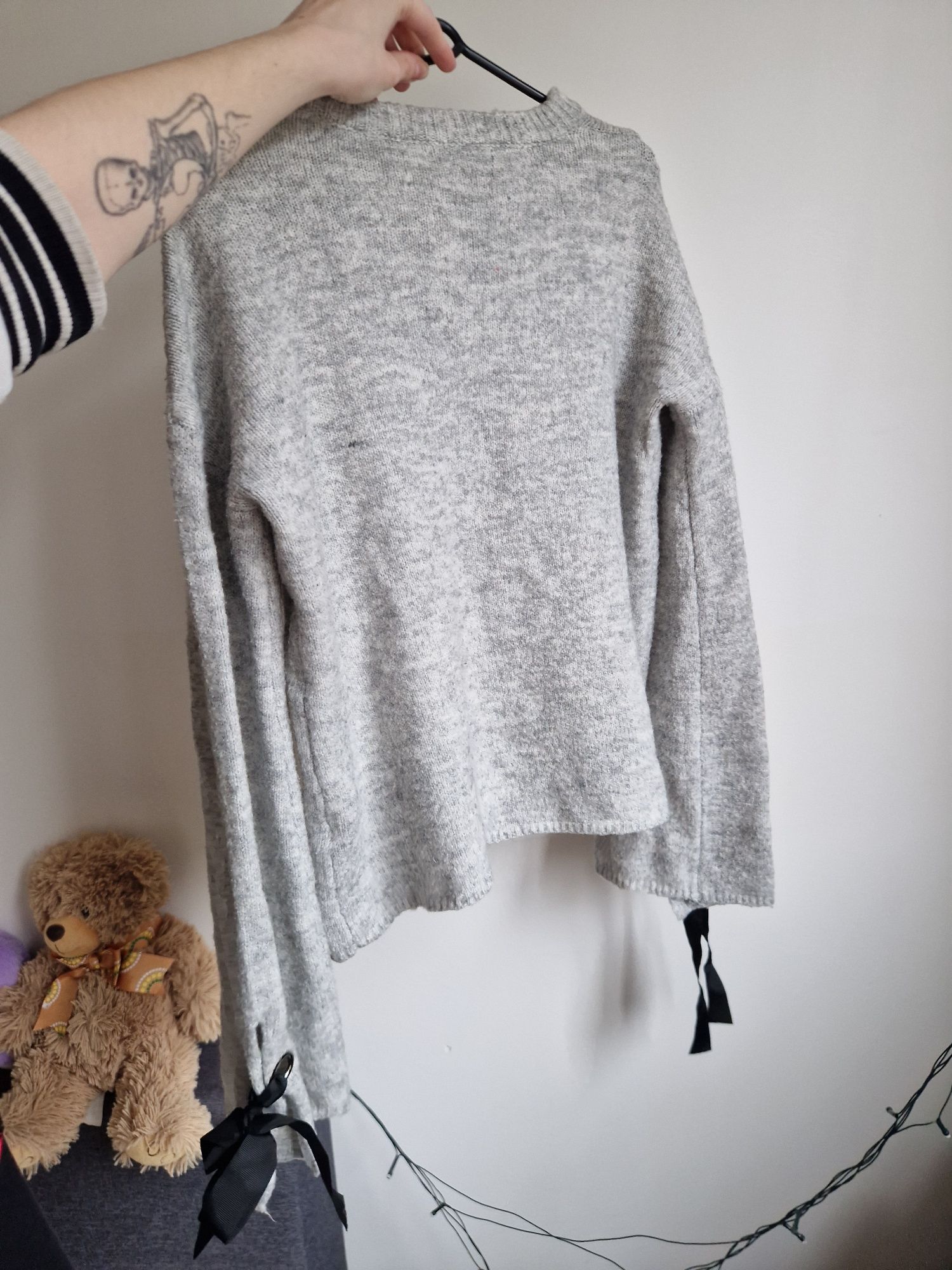 Siwy szary sweter, rozkloszowane rękawy, szerokie, oversize, wstążki,