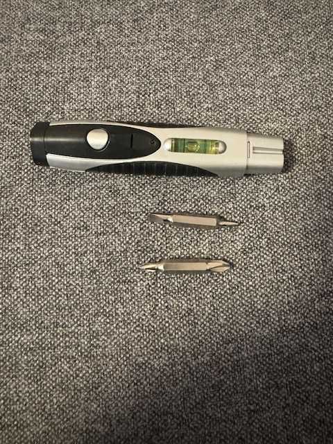 Multitool poziomica, latarka LED, śrubokręt