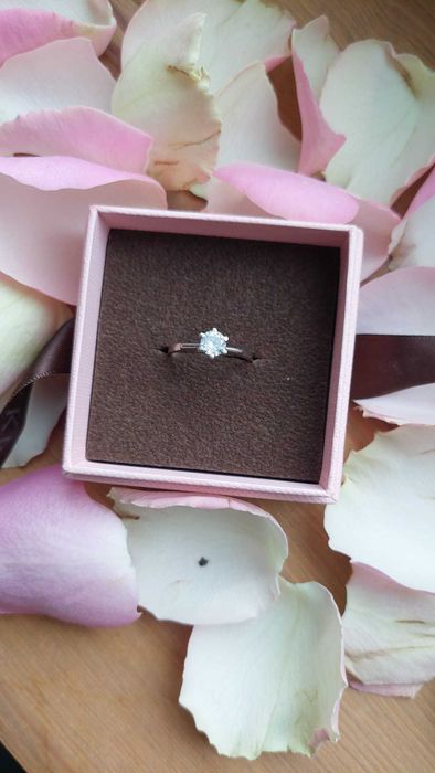 Pierścionek z naturalnym diamentem