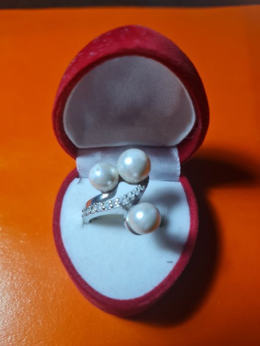 Продам срібну каблучку з перлинами